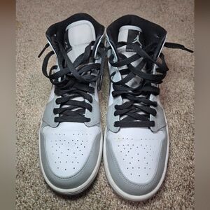 Air Jordan 1 Mid 'Light Smoke Grey' - Size 9